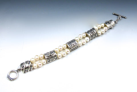 Petite Fours bracelet with white pearls