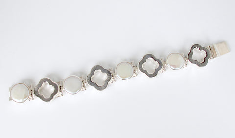 Quatrefoil and white pearl bracelet