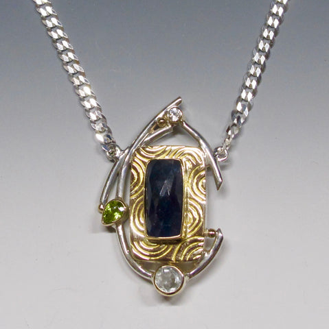 Sapphire pendant with etched Gold