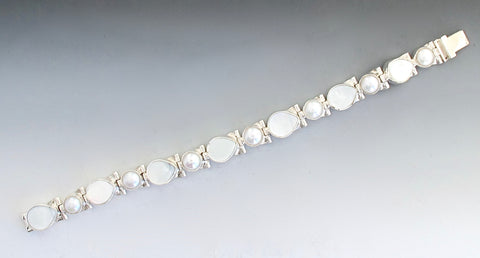 Pearl and mother of Pearl bracelet in white